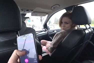 Управляю её киской с телефона — получила яркий оргазм в такси
